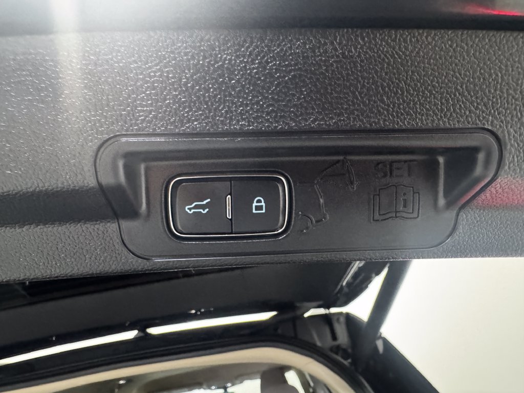 Used 2023 Ford Explorer XLT AWD/4WD image 41