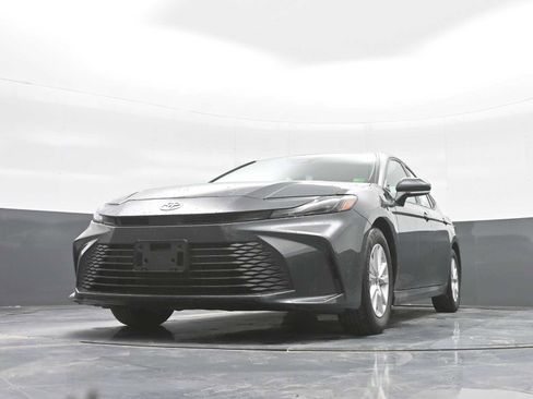 Used 2025 Toyota Camry LE w/ Convenience Package image 32