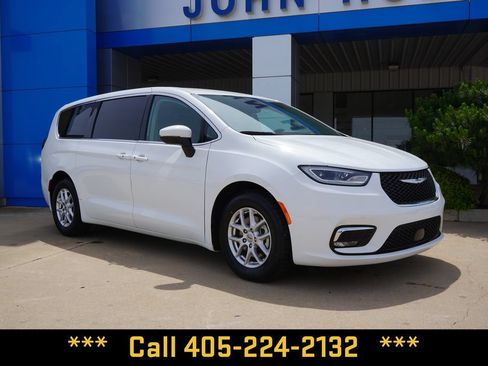 Used 2023 Chrysler Pacifica Touring-L FWD image 2