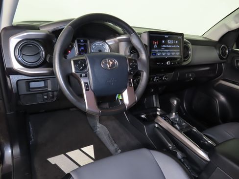 Used 2018 Toyota Tacoma SR5 image 31