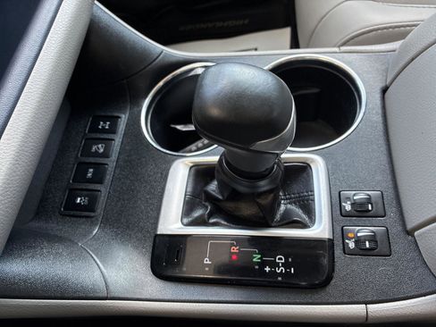 Used 2019 Toyota Highlander XLE image 27