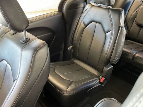 Used 2025 Chrysler Pacifica Select image 41
