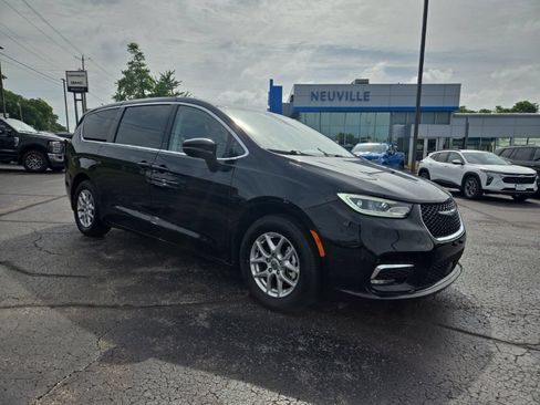 Used 2024 Chrysler Pacifica Touring-L FWD image 2