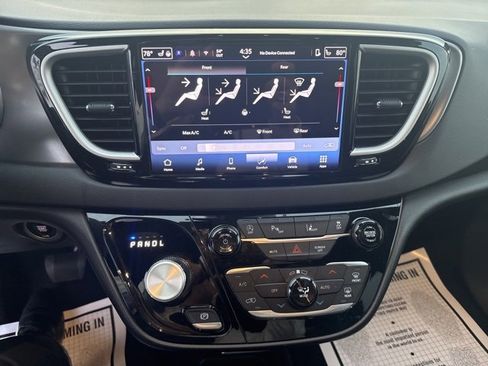 Used 2025 Chrysler Pacifica Select image 5
