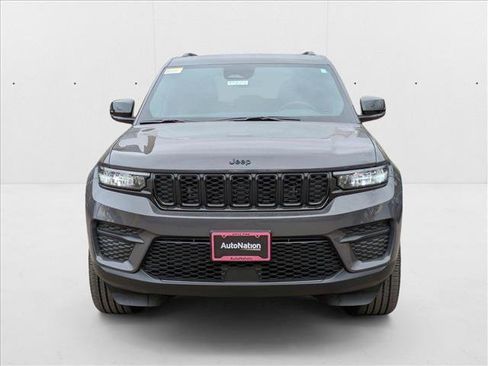 New 2025 Jeep Grand Cherokee Altitude image 6