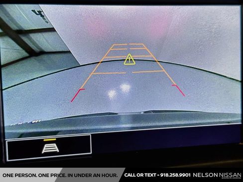 Used 2023 GMC Acadia SLE w/ Driver Convenience Package FWD image 13