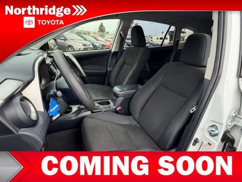 Used 2018 Toyota RAV4 LE FWD image 6