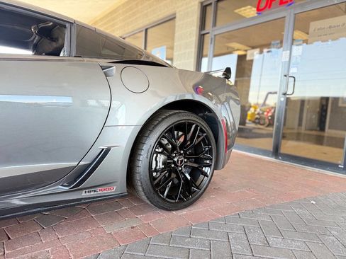 Used 2015 Chevrolet Corvette Z06 w/ 3LZ Preferred Equipment Group image 8