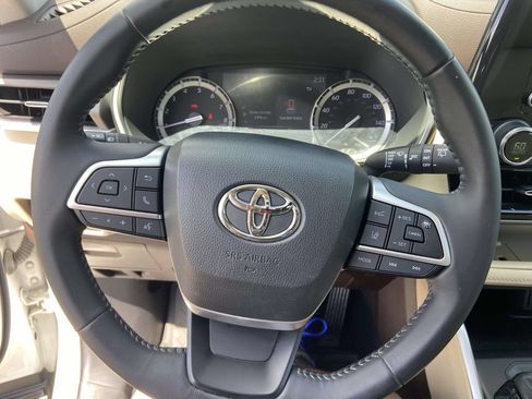 Used 2022 Toyota Highlander XLE FWD image 35