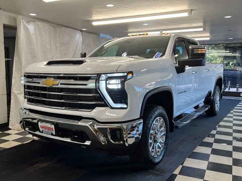 Used 2025 Chevrolet Silverado 2500 LTZ AWD/4WD image 3