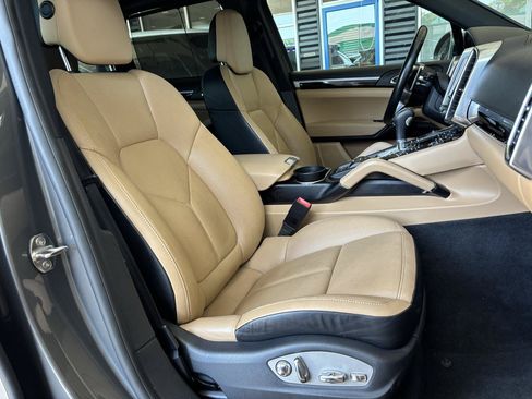 Used 2018 Porsche Cayenne S w/ Premium Package Plus AWD/4WD image 16