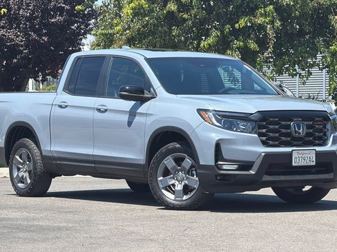 Used 2024 Honda Ridgeline TrailSport image 2