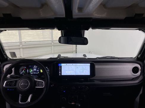 Used 2024 Jeep Wrangler Sahara image 13