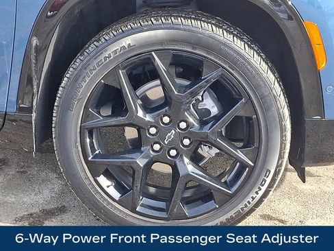 Used 2025 Chevrolet Traverse RS image 11