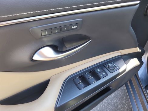 Used 2021 Lexus ES 300h w/ Premium Package image 16