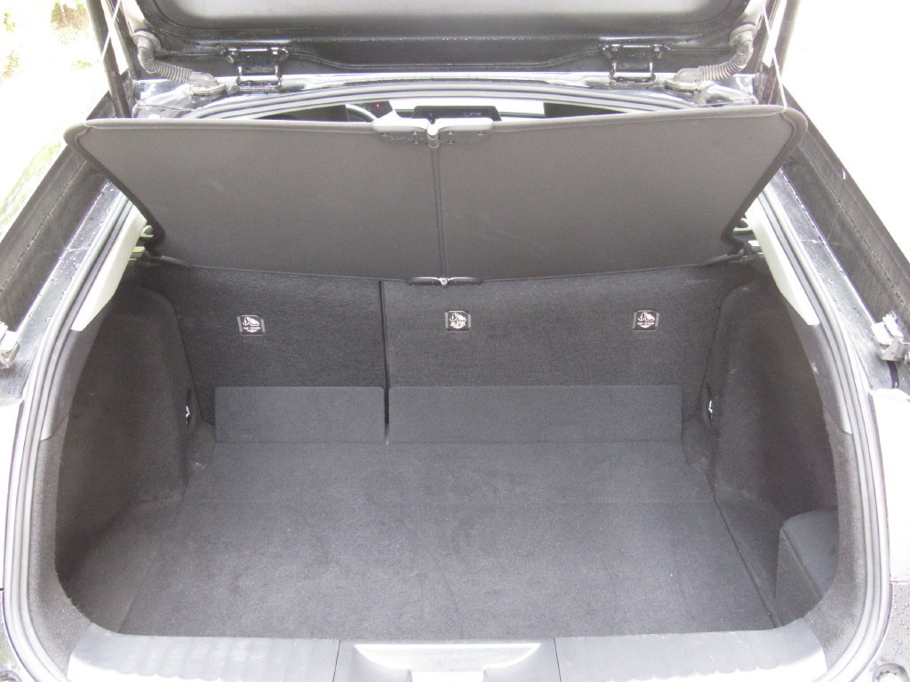 Certified 2025 Toyota Prius LE FWD image 19