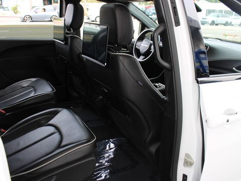 Used 2023 Chrysler Pacifica Limited w/ S Appearance Package FWD image 25