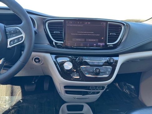 Used 2022 Chrysler Pacifica Touring-L image 11