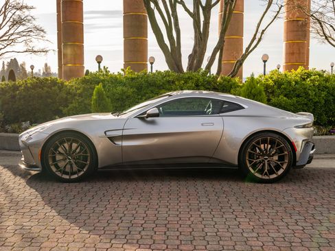 Used 2025 Aston Martin V8 Vantage Coupe image 2