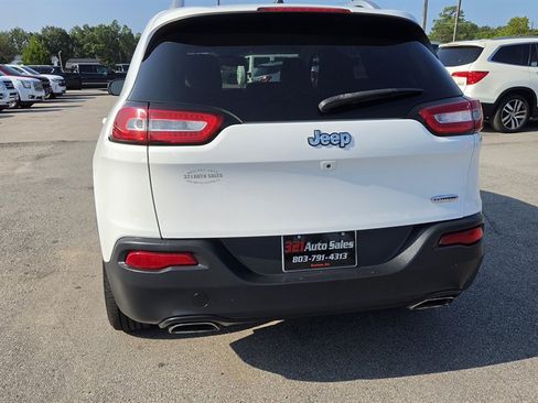 Used 2018 Jeep Cherokee Latitude FWD image 5