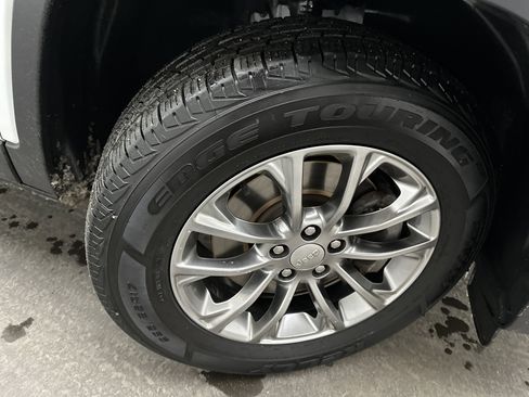 Used 2020 Jeep Cherokee Latitude Plus image 11