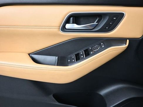 Used 2021 Nissan Rogue Platinum image 27