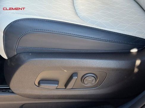 Used 2025 Kia Carnival EX image 23