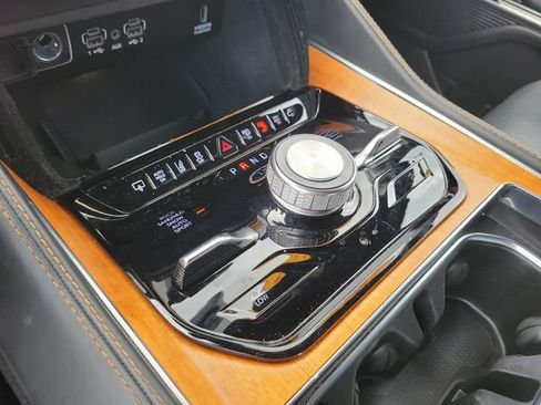 Used 2022 Jeep Grand Wagoneer Series III AWD/4WD image 38