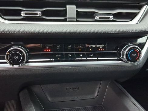 Used 2025 Chevrolet Equinox LT FWD image 14