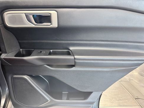 Used 2020 Ford Explorer Platinum w/ Premium Technology Package image 18