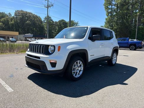 Used 2023 Jeep Renegade Latitude AWD/4WD image 2