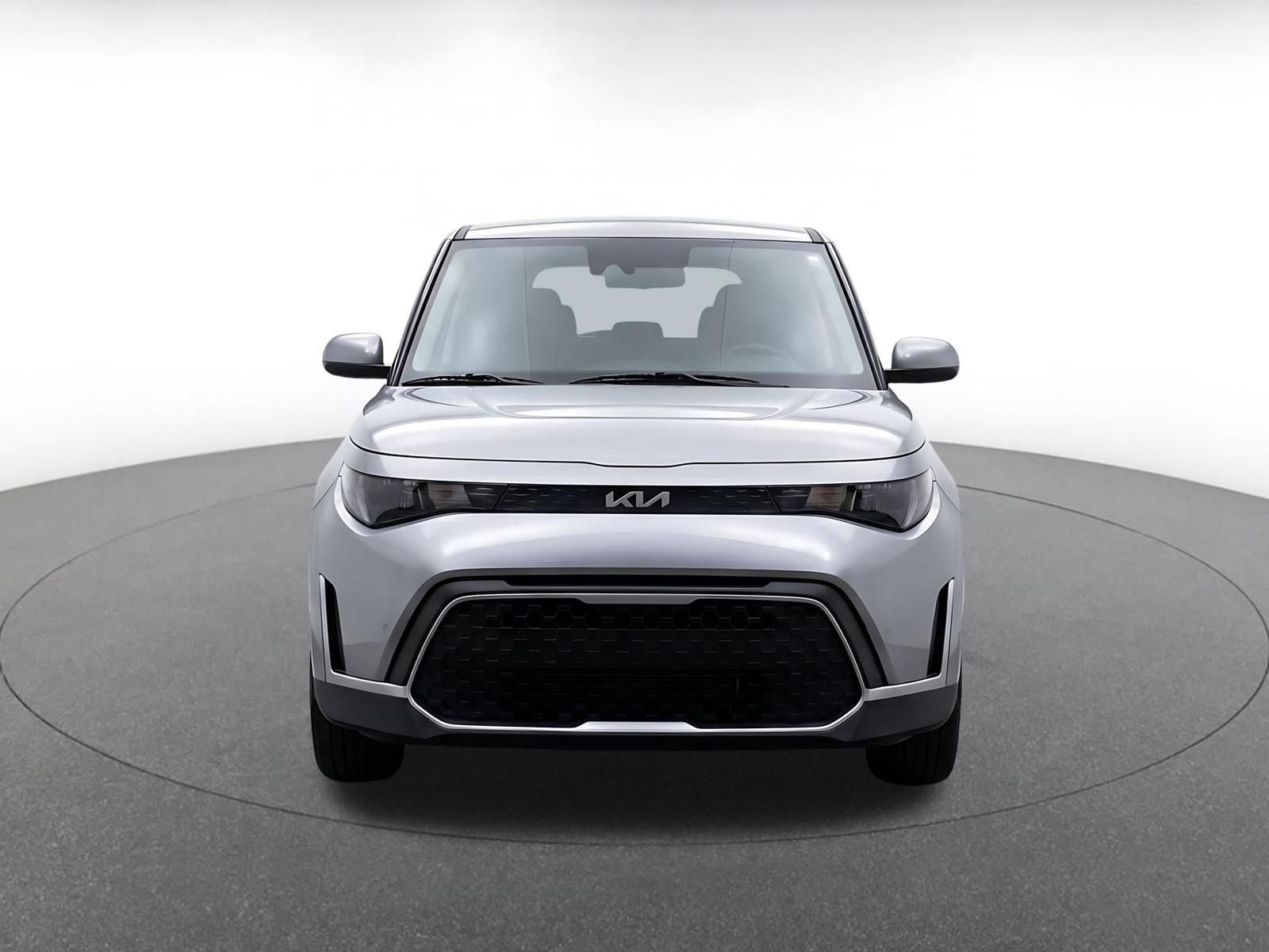 Used 2025 Kia Soul LX w/ LX Technology Package FWD image 2