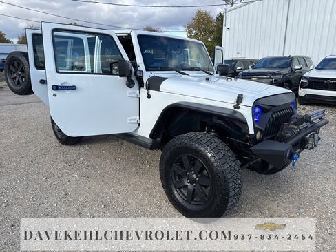 Used 2015 Jeep Wrangler Unlimited Sahara w/ Connectivity Group image 34