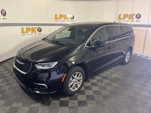 Used 2025 Chrysler Pacifica Select FWD image 7