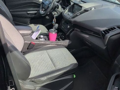 Used 2017 Ford Escape SE w/ Equipment Group 201A image 8