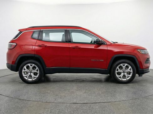 Used 2025 Jeep Compass Latitude image 11