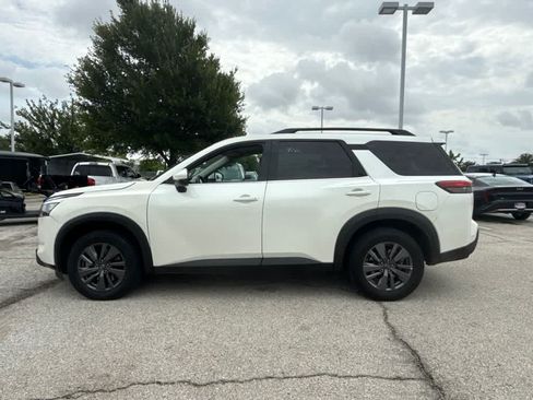 Used 2024 Nissan Pathfinder SV FWD image 2