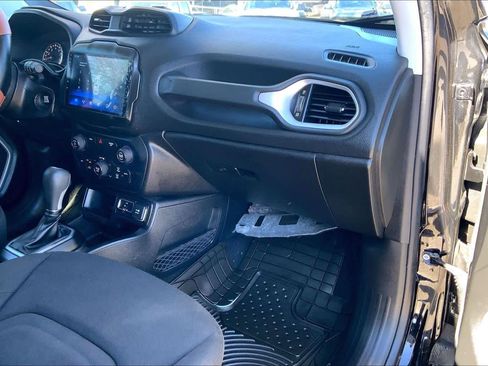 Used 2018 Jeep Renegade Latitude image 18