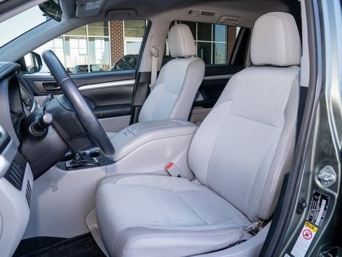 Used 2015 Toyota Highlander LE image 15
