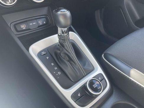 Used 2025 Hyundai Venue Limited image 18