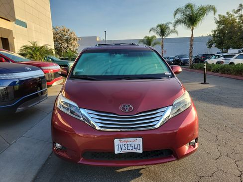 Used 2017 Toyota Sienna FWD image 2