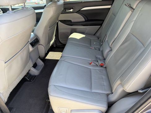Used 2016 Toyota Highlander XLE AWD/4WD image 16