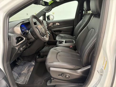 New 2026 Chrysler Pacifica Select image 10