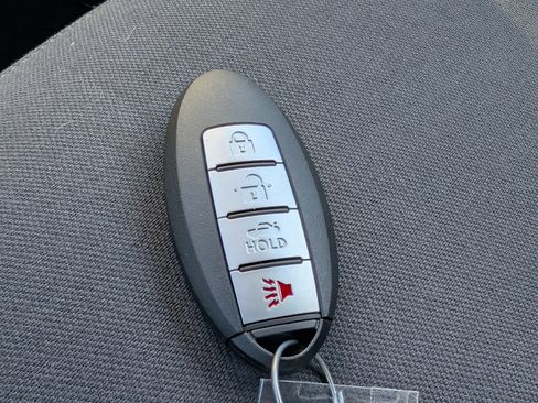 Used 2021 Nissan Titan SV w/ SV Convenience Package image 18