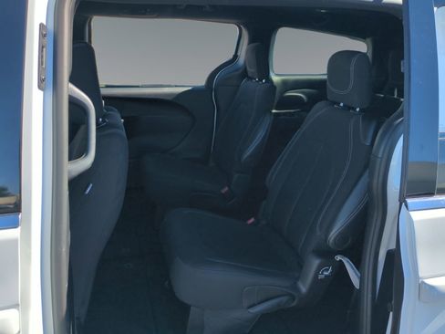 Used 2024 Chrysler Pacifica Touring image 13