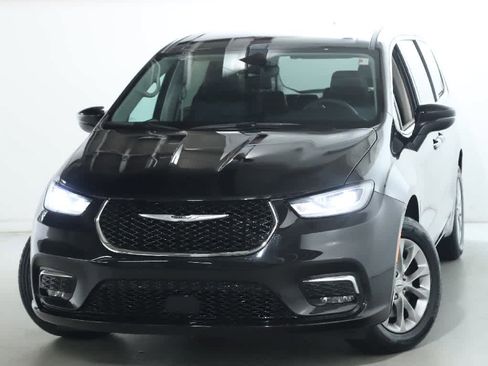 Used 2023 Chrysler Pacifica Touring-L image 3