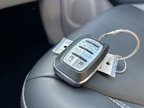 Used 2024 Chrysler Pacifica Select image 35