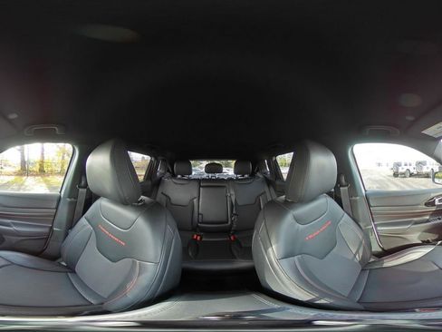 Used 2025 Jeep Compass Trailhawk image 41