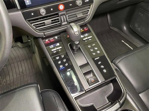Used 2025 Porsche Macan image 35