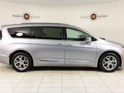 Used 2019 Chrysler Pacifica Limited image 2